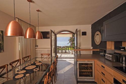MusloneにあるVilla Victoria Lake frontの海の景色を望むキッチン(ダイニングテーブル付)
