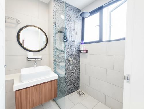 Koupelna v ubytování Seaview KK Centre Hotspot The Shore - Mixma Suites