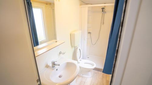 Koupelna v ubytování Happy Camp mobile homes in Camping Village Baia Paradiso