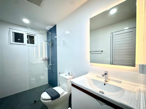 Et badeværelse på Villa 129 Wongamat, 4BR, 300m from BEACH