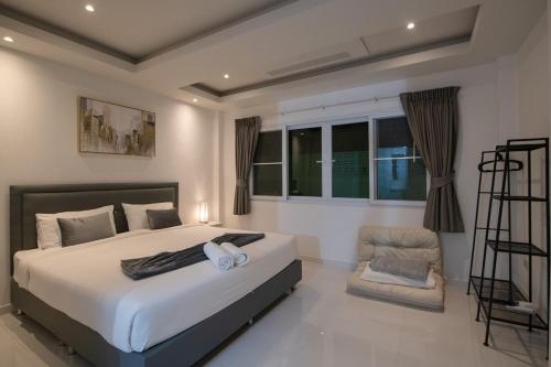 En eller flere senge i et værelse på Villa 129 Wongamat, 4BR, 300m from BEACH