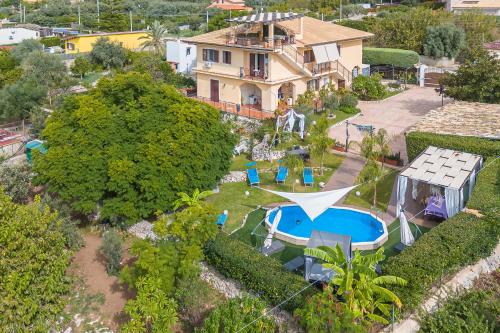 an aerial view of a house with a swimming pool at La Casa Del Vagabondo in Belvedere