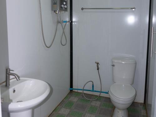 a bathroom with a shower and a toilet and a sink at ไร่ผางาม ภูทับเบิก in Ban Maeo Thap Boek