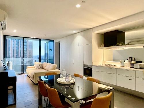 Η κουζίνα ή μικρή κουζίνα στο The Elm - 2beds 2bath, FREE 2xParking, Pool & Gym