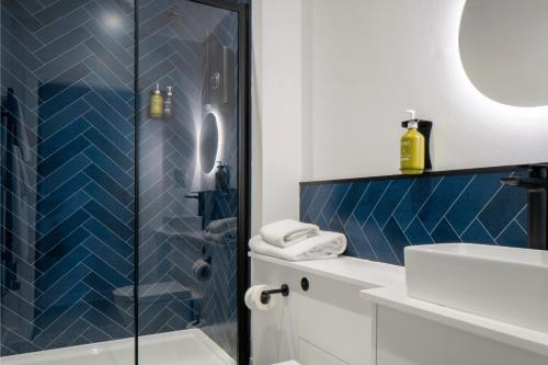 un baño con ducha y lavabo en Station Suites Aparthotel, en Middlesbrough