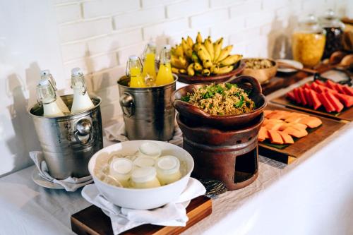 un buffet de comida y bebida en una mesa en Sanur House, en Sanur