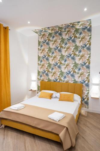 ein Schlafzimmer mit einem großen Bett mit gelbem Kopfteil in der Unterkunft Rooftop14 Suite&Relax in Neapel