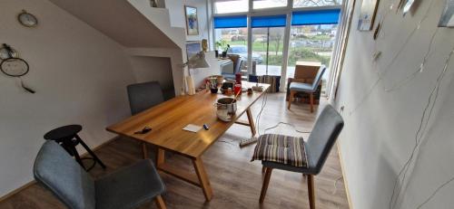 een woonkamer met een houten tafel en stoelen bij Haus Martha 
