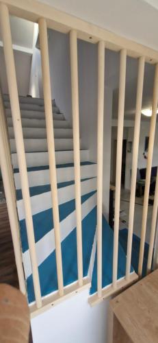 een trap met een blauw en wit tapijt bij Haus Martha 