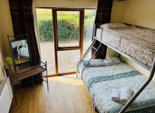 Postel nebo postele na pokoji v ubytování Large House with Private Hot Tub