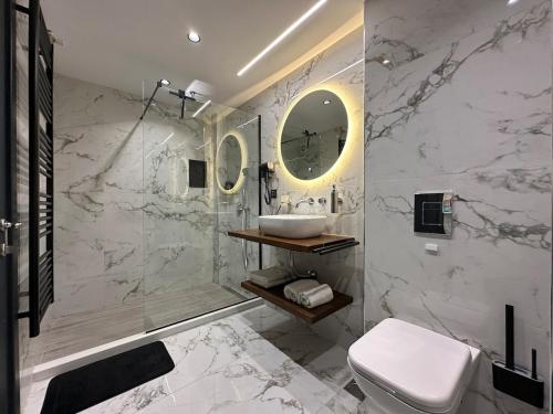 een badkamer met wastafel, douche en toilet bij PrimeLoft 1 in Tríkala