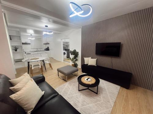 TV a/nebo společenská místnost v ubytování Gem 10 Gladstone -SuvaCBD 2 Bedroom