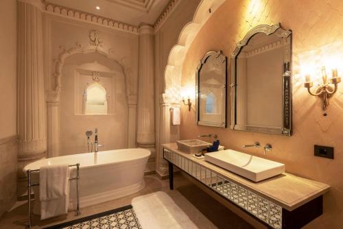 a large bathroom with a tub and a sink at The Oberoi Rajgarh Palace in Rājgarh
