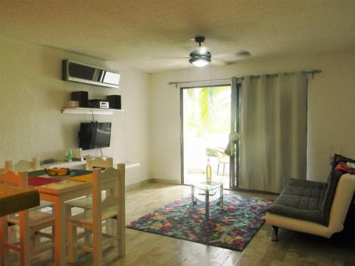 een woonkamer met een tafel en een eetkamer bij Casa Pok Tapok in Cancun