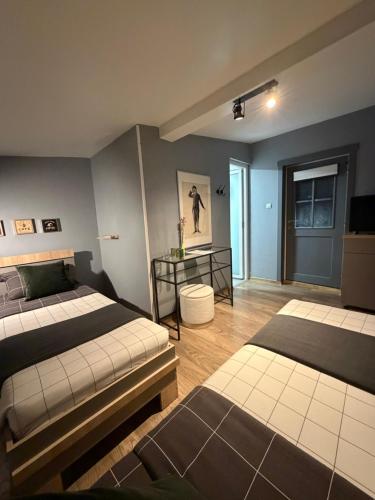 een slaapkamer met twee bedden en een televisie bij Robert Local Social Restaurant & Accomodation in Hîrşova