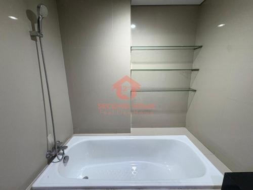 Ένα μπάνιο στο Cozy 1BR Azalea Apt Cikarang Pool & Gym