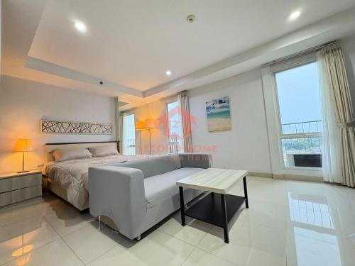 Ένα ή περισσότερα κρεβάτια σε δωμάτιο στο Cozy 1BR Azalea Apt Cikarang Pool & Gym