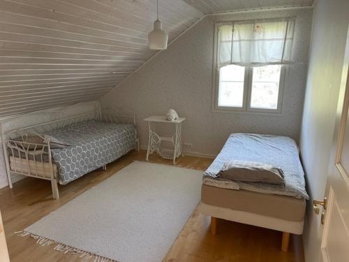 een slaapkamer met twee bedden en een raam bij Villa Koivurinne in Äänekoski