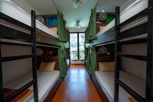 Palanda nebo palandy na pokoji v ubytování Catba Backpackers - Sea Vibe Pool Bar & Bungalow