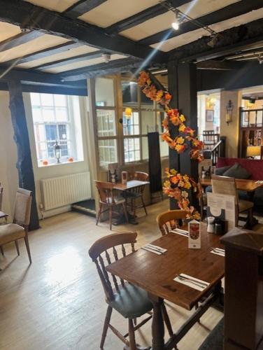 Un restaurante con una mesa y sillas en una habitación. en Ye Olde Talbot Hotel by Greene King Inns, en Worcester