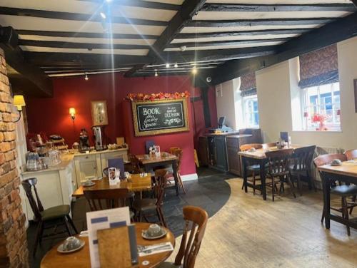 Un comedor con mesas y sillas en un restaurante. en Ye Olde Talbot Hotel by Greene King Inns, en Worcester