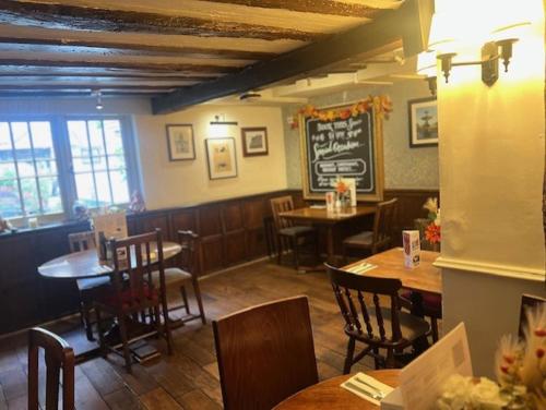 Un comedor con mesas y sillas en un restaurante. en Ye Olde Talbot Hotel by Greene King Inns, en Worcester