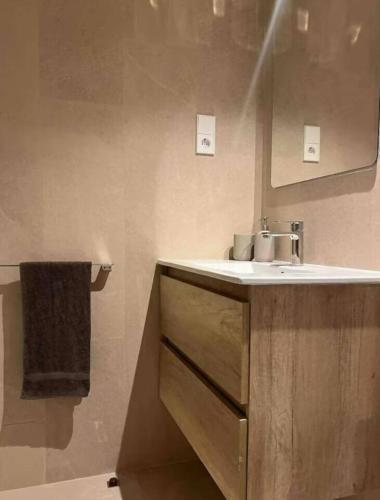 a bathroom with a sink and a mirror at Piscina moderna y elegante 5 in Murcia