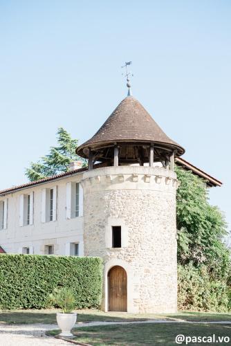 a tower with a door in front of a building at Seguin - Chambres d’hôtes in Lignan-de-Bordeaux