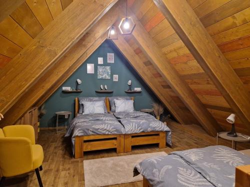 Un dormitorio con una cama en un ático en Apartmány KOUTY 23, en Kouty