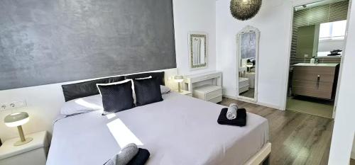 Ένα ή περισσότερα κρεβάτια σε δωμάτιο στο Ideal for families on the beach in Barcelona with a pool