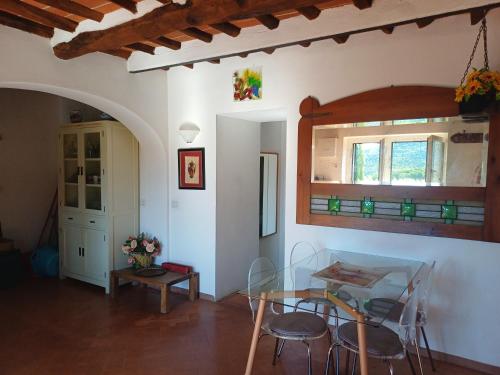 une salle à manger avec une table et des chaises en verre dans l'établissement casa del merlo, à Marina di Campo Airport