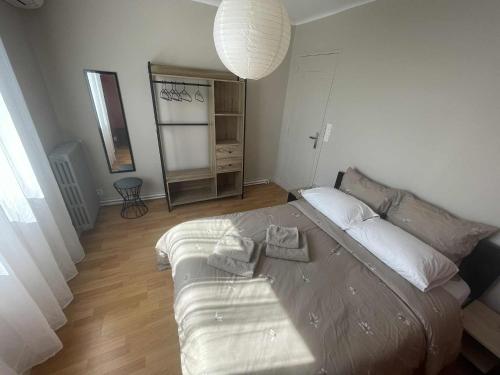 a bedroom with a bed with towels on it at Comme à la maison B and B in Carcassonne