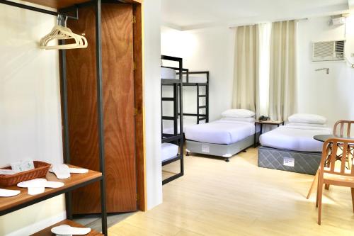 Postel nebo postele na pokoji v ubytování Bambu Suites