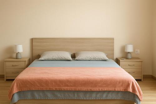 Un dormitorio con una cama grande con dos mesitas de noche. en 1 Bed Apt - Sleeps 2 - Free Parking - Sea View, en Masouri