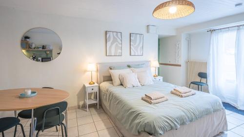 Postel nebo postele na pokoji v ubytování Cocon de la Capitainerie - Proche Hypercentre - 2 pers