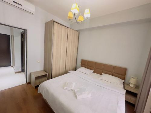 エレバンにあるTaurus apartmentsの大きな白いベッドと窓のある寝室