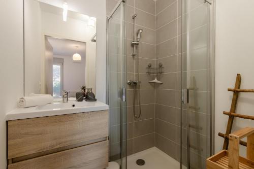 a bathroom with a shower and a sink at Le Méribel - Terrasse 83m2 - Vue Mont-Blanc in Sallanches