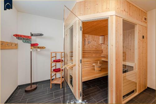 ヘリングスドルフにあるVilla Doris Whg 6 Morgenrotの部屋に梯子が付いた小さな木製のサウナ