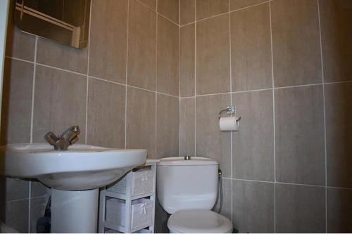 A bathroom at 2Bed Cottage Sleeps 4 - Garden Patio Pets