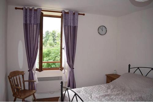 A bed or beds in a room at 2Bed Cottage Sleeps 4 - Garden Patio Pets