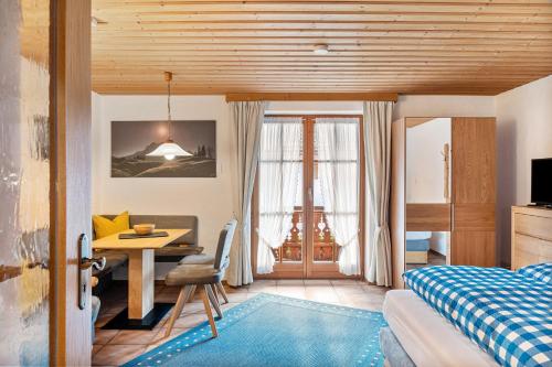 Postel nebo postele na pokoji v ubytování Haus Verena Mittenwald