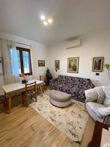 un salon avec un canapé et une table dans l'établissement Vila Blue River, à Orikum