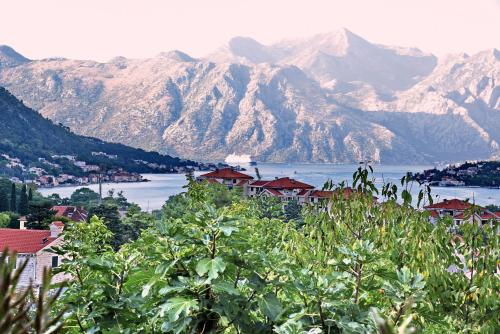 a view of a mountain range with houses and a lake at Aky apartment in Škaljari