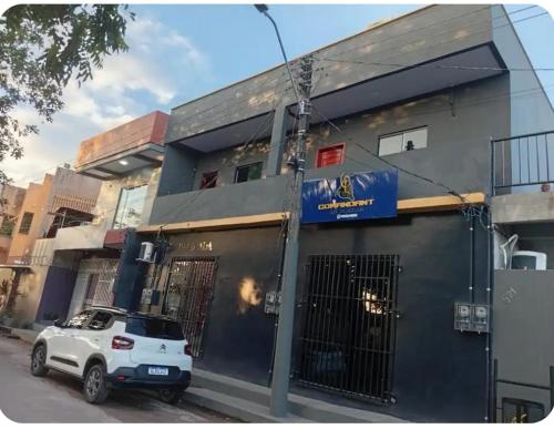 een witte auto geparkeerd voor een gebouw bij Comfortable studio, well located in Macapá