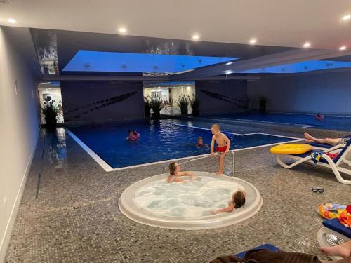 Bazén v ubytování Gdańsk Szafarnia Waterlane SPA by Jacek Budek nebo v jeho okolí