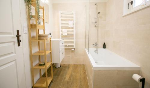 un baño con bañera, ducha y lavabo en Aux Roses et aux Poutres, en Le Tremblay-le-Vicomte