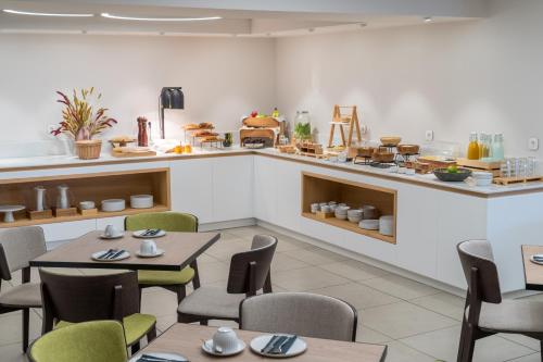 un restaurant avec des tables, des chaises et un comptoir dans l'établissement Trofonios Boutique Hotel, à Lébadée