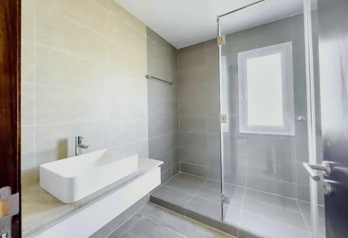 Ένα μπάνιο στο Villa 5 Linaa