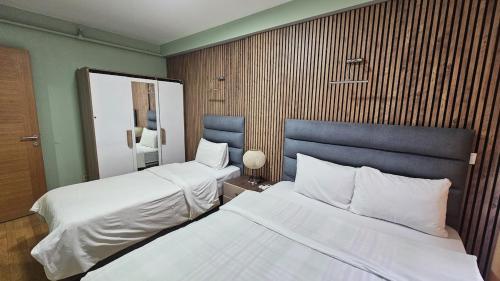 Ένα ή περισσότερα κρεβάτια σε δωμάτιο στο Bright 2BR Home in Central Istanbul