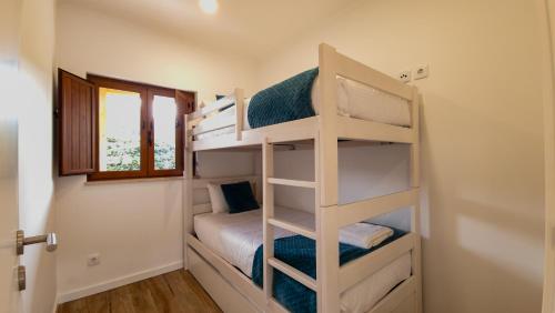 ein kleines Zimmer mit Etagenbetten in einem Haus in der Unterkunft Casa Jasmim, Quinta Carmo - Alcobaça/Nazaré in Alcobaça